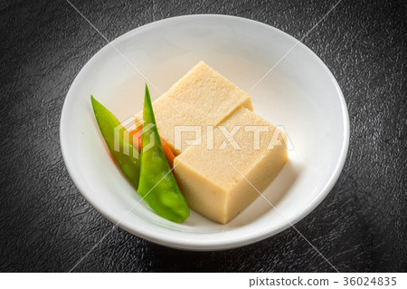 高野豆腐乾豆腐在經驗豐富的湯中燉 高野豆腐乾豆腐在經驗豐富的湯中燉 36024835