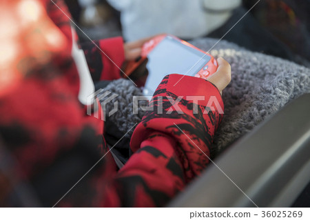 男孩手在傳球中玩一場比賽 36025269