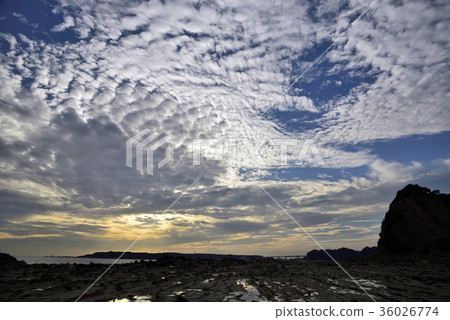 從Miura半島礁石的日落雲彩 36026774