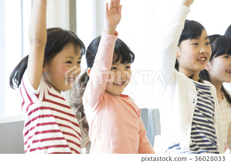 Multiple elementary school students 36028033