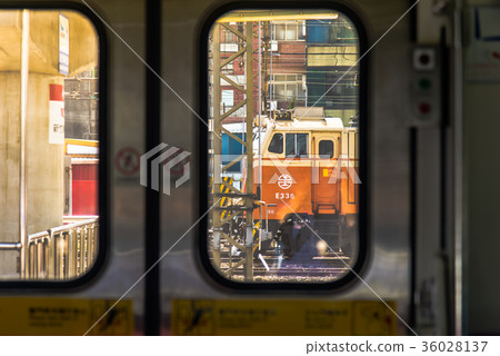 車窗 窗外 風景 火車 火車頭 火車站 新竹 車門 傍晚 旅遊 旅行 休閒娛樂 交通工具 鐵路 台鐵 36028137