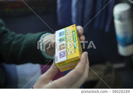 給停止的婦女手在公共汽車喝醉 36028289