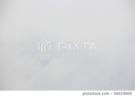 富士山從雲層的縫隙中看到 36029069