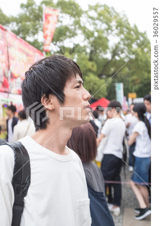 一個人走在這座城市 36029557