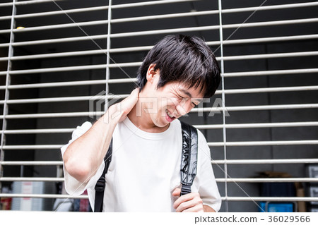 一個男人抱著一個肩膀 36029566