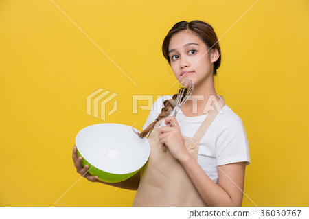 一個女人用打蛋器 36030767