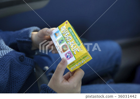 孩子的手在公共汽車站喝酒 孩子的手在公共汽車站喝酒 36031442