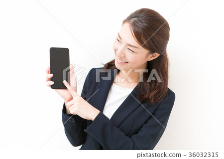 顯示智能手機的屏幕的婦女 36032315