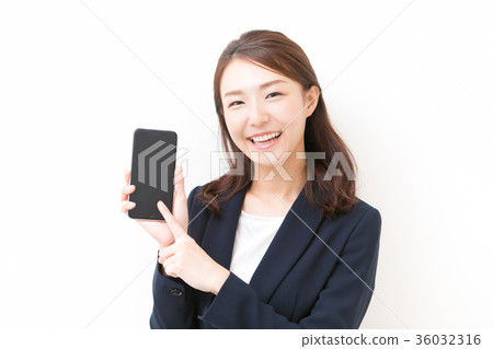 顯示智能手機的屏幕的婦女 顯示智能手機的屏幕的婦女 36032316