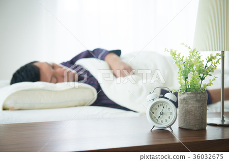睡覺的年輕人鬧鐘 睡覺的年輕人鬧鐘 36032675