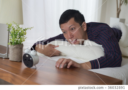 有鬧鐘的Oversleeped年輕人 36032891