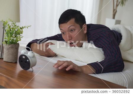 年輕人早晨睡眠者晚鬧鐘 年輕人早晨睡眠者晚鬧鐘 36032892