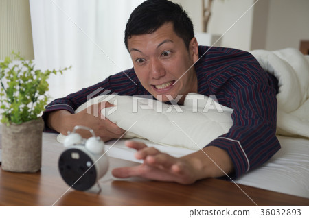 睡不著覺的不耐煩的年輕人 36032893