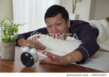 一個年輕人遲到了 36032894