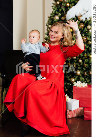 Happy beautiful young mother and her little one 36033280