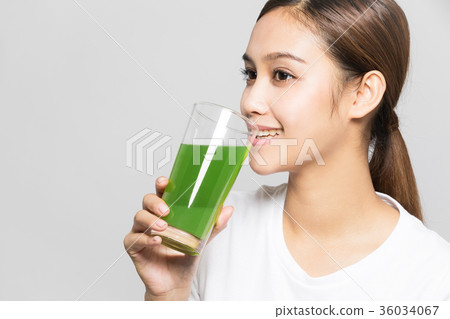 一個女人喝蔬菜汁 一個女人喝蔬菜汁 36034067