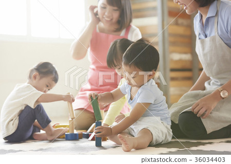 幼兒園老師和孩子們玩 36034403