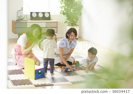 幼兒園老師和孩子們玩 36034417
