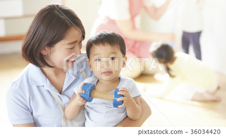 幼兒園老師和孩子們玩 36034420