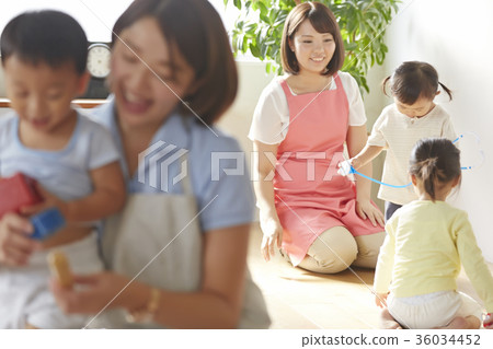 幼兒園老師和孩子們玩 幼兒園老師和孩子們玩 36034452