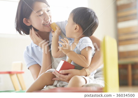 幼兒園老師和孩子們玩 幼兒園老師和孩子們玩 36034500
