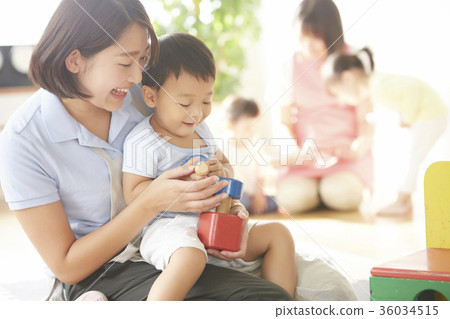 幼兒園老師和孩子們玩 幼兒園老師和孩子們玩 36034515