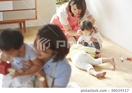 幼兒園老師和孩子們玩 幼兒園老師和孩子們玩 36034517