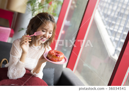 A woman relaxing at a cafe A woman relaxing at a cafe 36034541