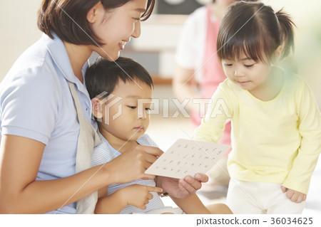 托兒所老師和孩子們學習 36034625