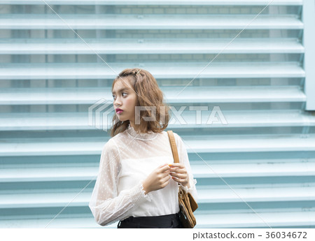 一個出門的女人 一個出門的女人 36034672