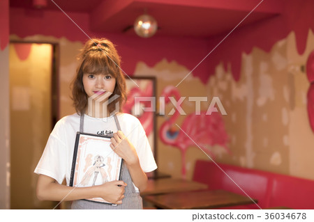 一個女人在一家咖啡館工作 36034678