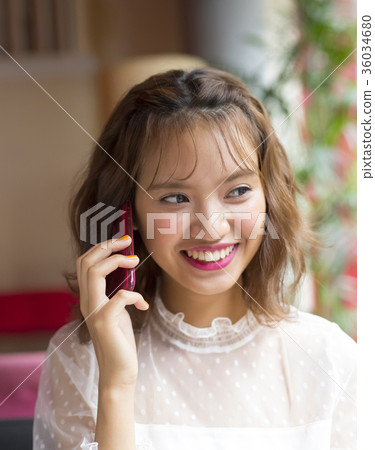 放鬆在咖啡館的婦女 36034680
