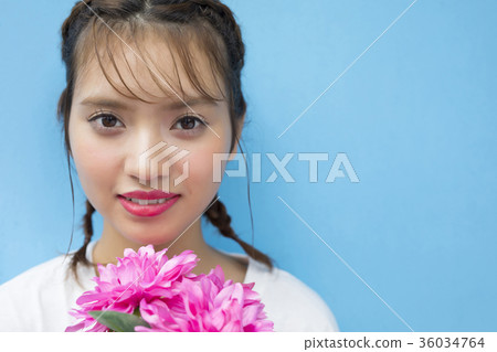有花的一名婦女 有花的一名婦女 36034764