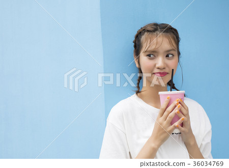 一個女人喝一杯 36034769