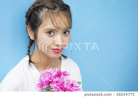 有花的一名婦女 有花的一名婦女 36034775