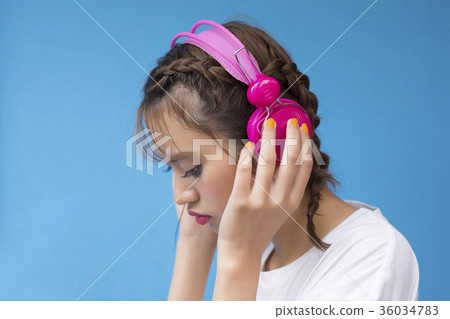一個玩耳機的女人 36034783