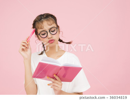 看筆記本的婦女 看筆記本的婦女 36034819