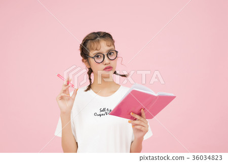 A woman watching a notebook 36034823