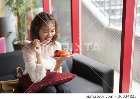吃甜食的女人 36034825