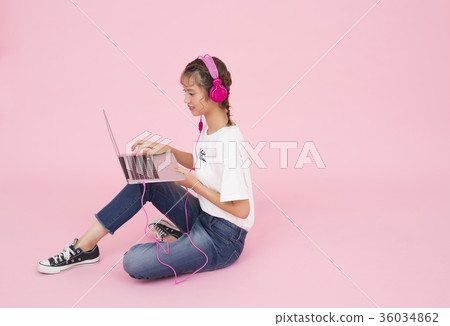 一個玩耳機的女人 36034862