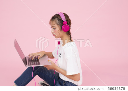 A woman who plays headphones 36034876