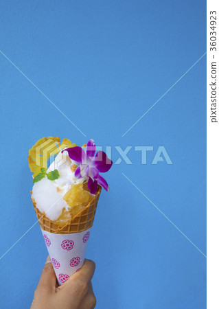 Hand holding sweets Hand holding sweets 36034923