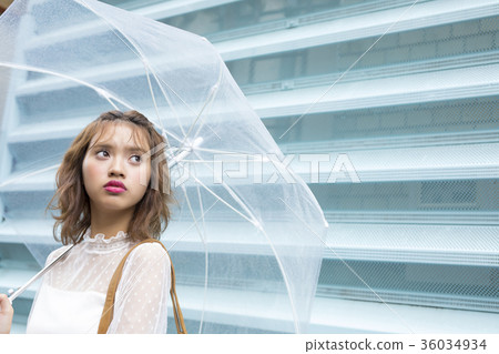 A woman who goes out 36034934