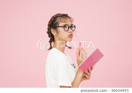 看筆記本的婦女 36034955