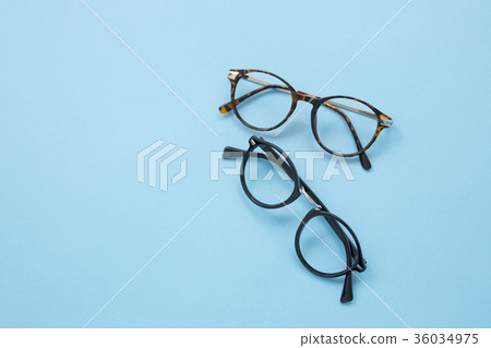 眼鏡藍色背景 眼鏡藍色背景 36034975