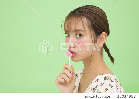 Women who eat sweets 36034998