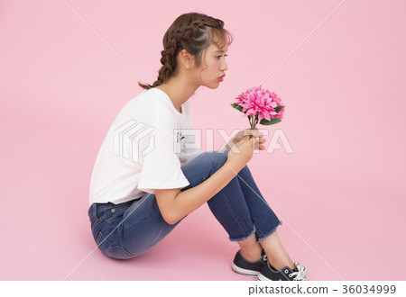 A woman with flowers 36034999