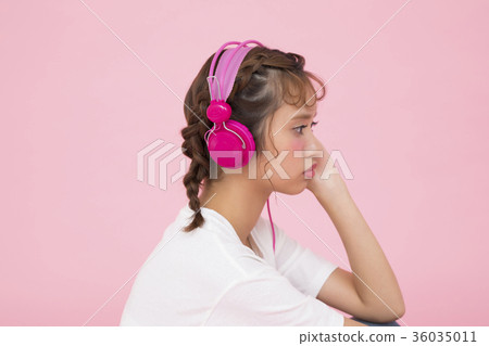 A woman who plays headphones 36035011
