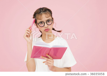 看筆記本的婦女 看筆記本的婦女 36035058