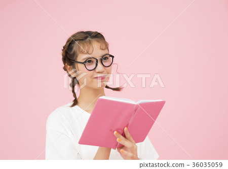 看筆記本的婦女 看筆記本的婦女 36035059